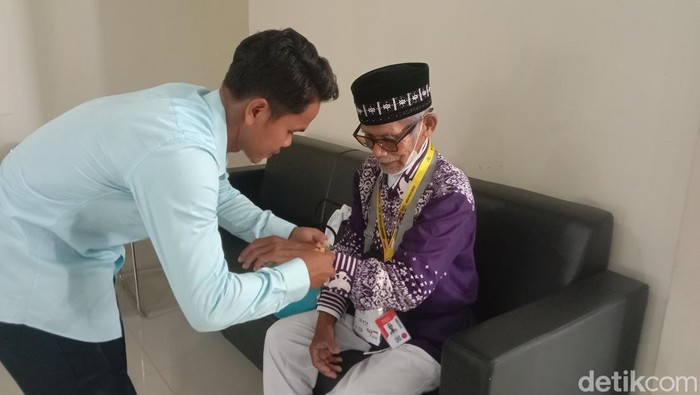 1746097547623-potret-kedatangan-kloter-pertama-calhaj-jabar-di-embarkasi-kertajati-1746093741359_169