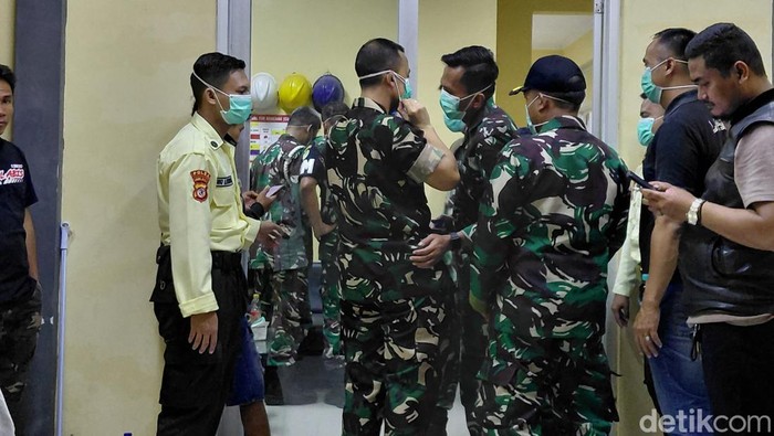 1747069531511-suasana-rusd-pameungpeuk-pascakasus-ledakan-amunisi-di-garut-senin-1252025-1747059848611_169