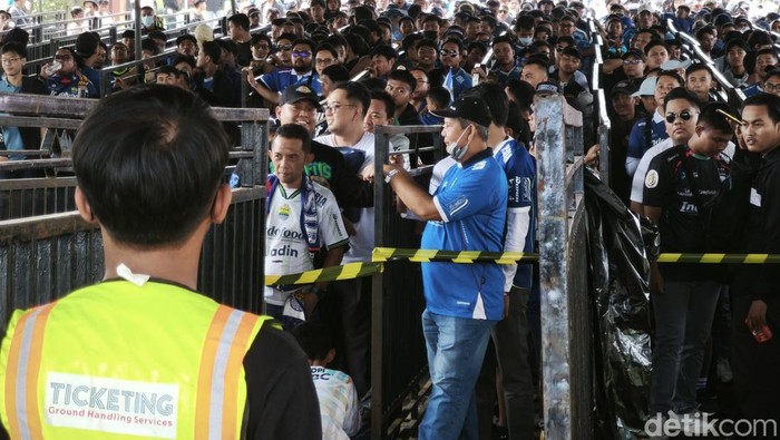 1748084751650-bobotoh-serbu-stadion-gbla-jelang-persib-vs-persis-1748062733875_169