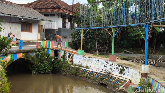 1749035213217-pemandian-kuda-si-windu-di-cikedung-winduhaji-kuningan-1748935511396_169