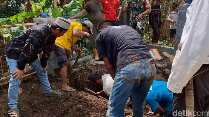 1749899096669-puluhan-makam-keluarga-di-kampung-cigintung-desa-pasirmunjul-kecamatan-sukatani-purwakarta-dipindahkan-akibat-pergerakkan-tana-1749890927540_169