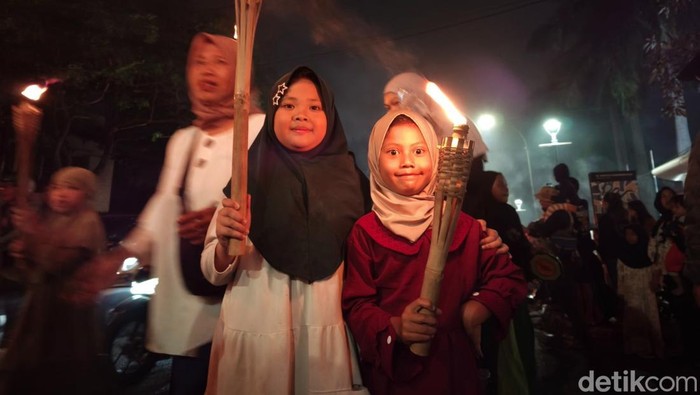 1750957515991-pawai-obor-di-kota-bandung-1750950576068_169