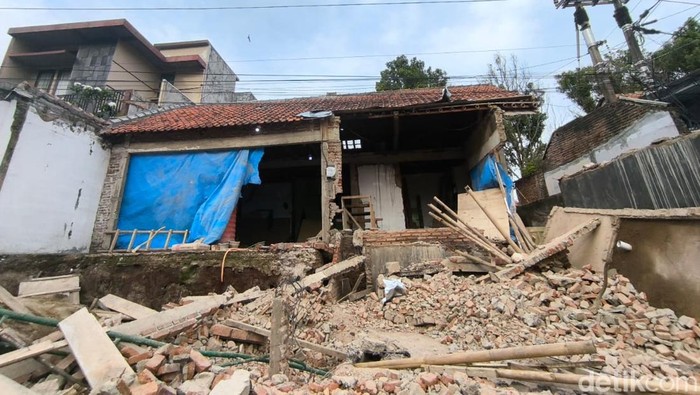 1752512787243-potret-rumah-ambruk-saat-renovasi-yang-tewaskan-satu-kuli-bangunan-1752490379543_169