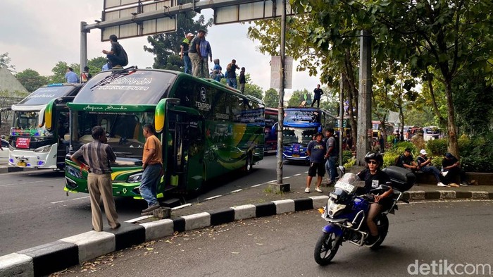 1753117518737-aksi-demo-pekerja-pariwisata-di-bandung-1753100648276_169