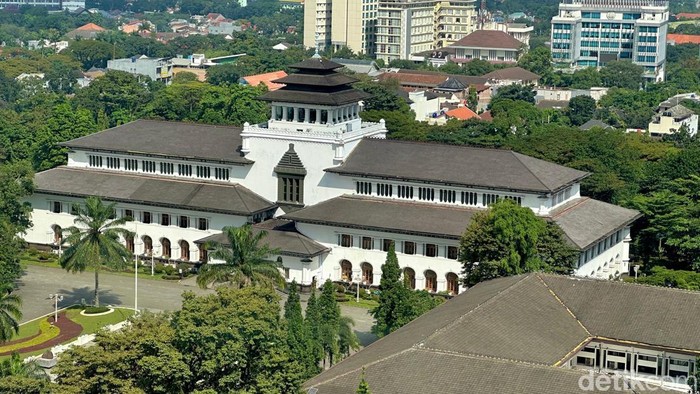 1757438069383-gedung-sate-kota-bandung-1750665223314_169