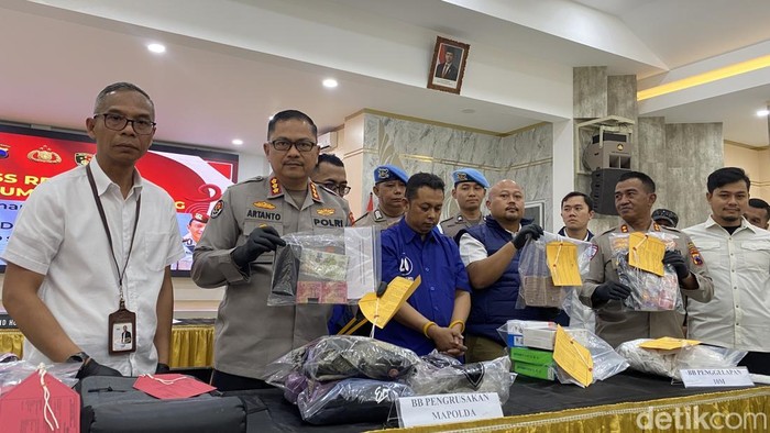 1757438146382-konferensi-pers-ungkap-kasus-penggelapan-uang-di-mapolda-jateng-kecamatan-semarang-selatan-kota-semarang-selasa-992025-1757397655263_169