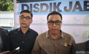 1759230792817-sekretaris-dinas-pendidikan-jabar-deden-saepul-hidayat-saat-memberi-pernyataan-soal-kasasi-plk-atas-sengketa-sman-1-bandung-1759211849766_169