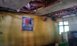 1760267558201-kondisi-ruang-kelas-yang-rusak-di-sdn-nagrak-cikelat-1760243204795_169