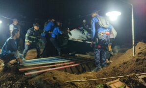 1760440389608-petugas-damkar-membantu-proses-pemakaman-jenazah-di-kuningan-1760412230803_169