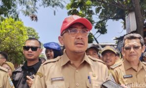 1760613422246-wali-kota-bandung-muhammad-farhan-saat-meninjau-kawasan-panyileukan-1760439596136_169