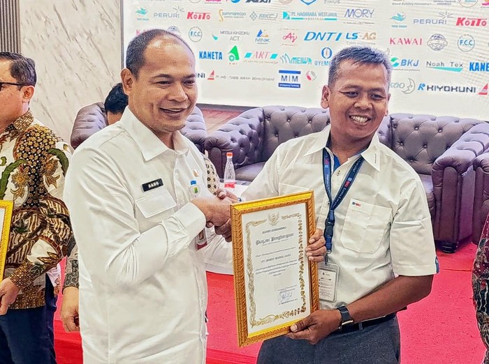 1760634822970-sekretaris-daerah-kabupaten-karawang-asep-aang-rahmatullah-saat-memberikan-penghargaan-kepada-manajeman-perusahaan-1760614360864_43