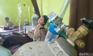 1760699590690-sisawa-yang-diduga-mengalami-keracunan-usai-santap-mbg-di-ciamis-1760689585745_169