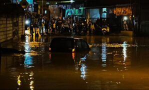 1760721146770-mobil-terendam-banjir-usai-hujan-deras-guyur-cimahi-1760719846699_169