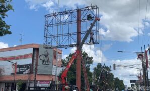 1760721296266-pembongkran-reklame_169