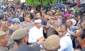 1760721307014-gubernur-jabar-dedi-mulyadi-di-gedung-dprd-kota-tasikmalaya-1760706512602_169