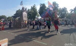 1760785936291-festival-pesisiran-di-kota-cirebon-yang-menampilkan-arak-arakan-tradisi-nadran-1760783853897_169