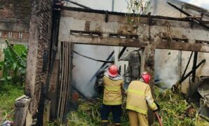 1760785963705-petugas-damkar-ciamis-saat-menangani-kebakaran-di-cilacap-1760777296741_169