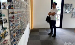 1760850769484-joni-pengunjung-asal-jakarta-saat-melihat-koleksi-diecast-di-new-hemangini-hotel-bandung-1760833360460_169