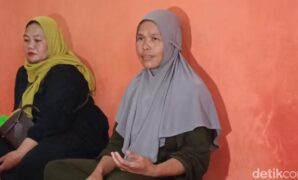1760872639890-mimi-32-orang-tua-dari-jesika-15-gadis-kelas-2-smp-yang-ditemukan-tewas-di-dasar-aliran-sungai-di-kampung-bojongloa-desa-ganda-1760857485723_169