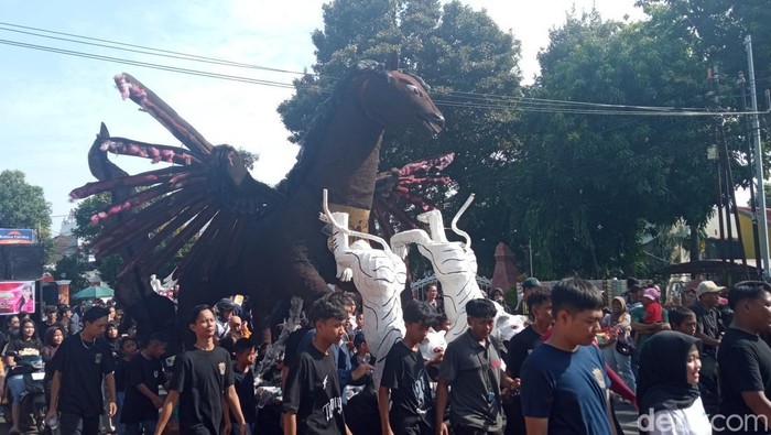 1760872662497-festival-pesisiran-cirebon-1760846973428_169