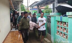 1760894225349-jenazah-jesika-siswi-smp-di-purwakarta-saat-akan-dimakamkan-minggu-19102025-1760878885881_169