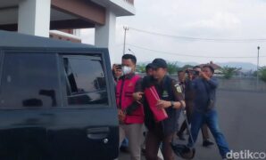 1760958764721-petugas-kejaksaan-negeri-majalengka-saat-membaca-ds-ke-mobil-tahanan-1760956674051_169