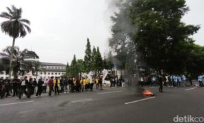 1760958813811-aksi-unjuk-rasa-di-gedung-sate-1760953305892_169