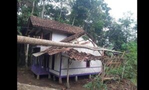 1761023897378-rumah-rusak-akibat-puting-beliung-di-tasikmalaya-selasa-21102025-1761008071033_169