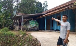 1761045323031-warga-dari-dusun-batugara-ganeas-sumedang-menunjukan-lokasi-penemuan-macan-kumbang-1761033998331_169