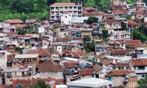 1761066903091-potret-pemukiman-kumuh-berlatarkan-apartemen-mewah-di-bandung-1_169