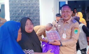 1761066913854-wakil-bupati-karawang-maslani-saat-memberikan-bantuan-sembako-kepada-warga-desa-margakaya-1761051931603_169