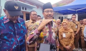 1761066935403-menteri-sosial-saifullah-yusuf-atau-yang-akrab-disapa-gus-ipul-1761049957677_169