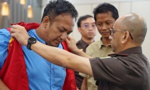 1761067033840-kajari-karawang-dedy-irwan-virantama-saat-melepas-rompi-tahanan-tersangka-kasus-pemeliharaan-satwa-dilindungi-1761030890969_169