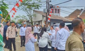 1761109961438-istri-wakil-presiden-ri-selvi-ananda-gibran-saat-mengunjungi-sdn-griya-bandung-indah-1761107022238_169