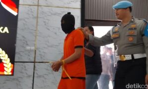 1761110139491-polisi-saat-mengungkap-kasus-pembunuhan-anak-di-bawah-umur-yang-tewas-di-toilet-masjid-majalengka-1761025795703_169