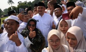 1761131570752-bupati-bogor-rudy-susmanto-berfoto-bersama-para-santri-1761129600564_169