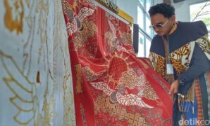 1761153330235-veby-wibisana-25-seorang-pengusaha-batik-kina-di-kabupaten-bandung-saat-memperlihatkan-karyanya-1761139828698_169