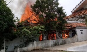 1761217975264-insiden-kebakaran-di-desa-palimana-barat-1761214007347_169