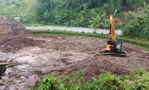 1761218002385-alat-berat-jasa-marga-tangani-longsor-di-pinggir-jalan-tol-cipularang-1761211234159_169