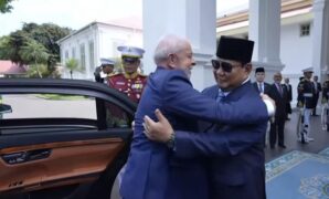 1761218208300-momen-prabowo-peluk-presiden-brasil-luiz-inacio-lula-da-silva-di-istana-merdeka-jakarta-1761190082405_169