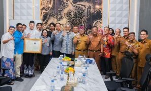 1761239652739-penyerahan-pengakuan-dan-perlindungan-hukum-sebagai-indikasi-geografis-ig-batik-tulis-waleran-megamendung-cirebon-1761212299788_169