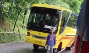 1761239727964-tangkapan-layar-video-viral-bang-jago-melipat-spion-truk-yang-melintas-di-kawalu-tasikmalaya-1761224965255_169