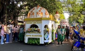 1761239744307-pawai-kendaraan-hias-dalam-rangka-hut-ke-214-kota-bandung-2_169