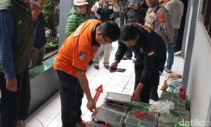 1761239787523-tim-inafis-satreskrim-polres-cimahi-olah-tkp-keracunan-mbg-di-smpn-1-lembang-1761221019419_169