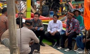1761239857418-wakil-presiden-ri-gibran-rakabuming-saat-berdialog-dengan-nelayan-di-desa-citemu-cirebon-1761218973058_169