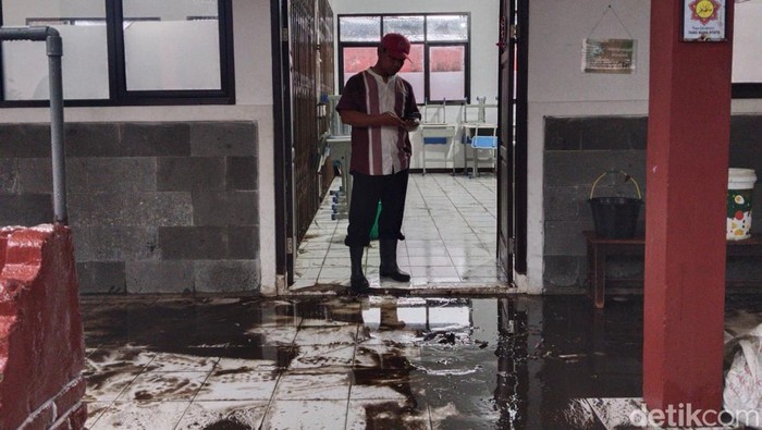 1761304480051-kondisi-sdn-065-cihampelas-kota-bandung-setelah-diterjang-banjir-1761299476107_169