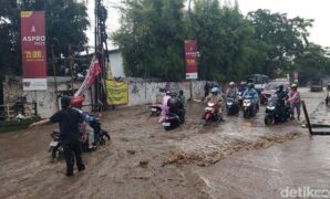 1761304496445-banjir-di-kawasan-cigugur-tengah-kota-cimahi-1761296534275_169