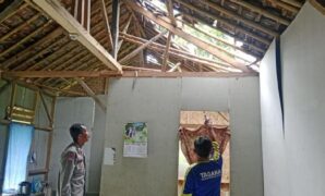1761304566785-aparat-setempat-meninjau-rumah-yang-rusak-akibat-tertimpa-pohon-kelapa-di-desa-margajaya-kabupaten-ciamis-1761292527076_169