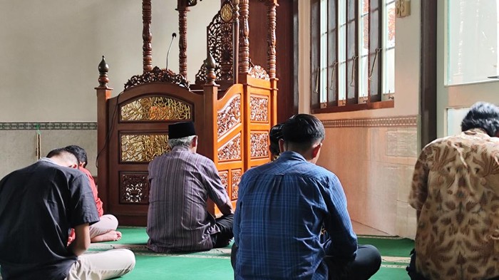 1761347708180-ilustrasi-sholat-jumat_169