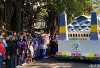1761369151457-pawai-kendaraan-hias-dalam-rangka-hut-ke-214-kota-bandung_169